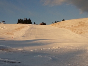 昨晩に雪が一面積もりました～
でも、滑走はできません！
