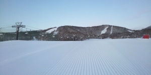 スキー場開きの朝。新雪粉雪圧雪です。