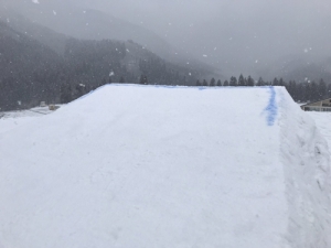 明け方からの積雪５ｃｍ
プチパウダーをお楽しみください♪
8：30より全コース滑走可能で営業開始します。